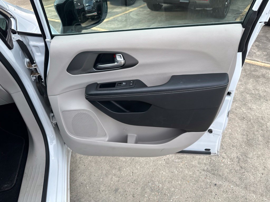 Used 2024 Chrysler Pacifica Touring-L FWD image 38
