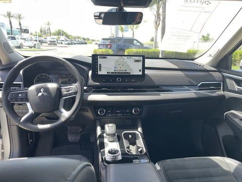 Used 2025 Mitsubishi Outlander SE FWD image 20
