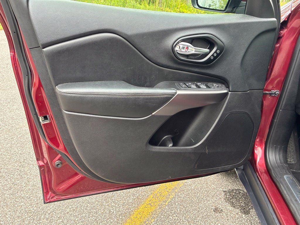 Used 2021 Jeep Cherokee Limited AWD/4WD image 33