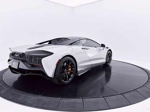 Used 2023 McLaren Artura RWD image 17