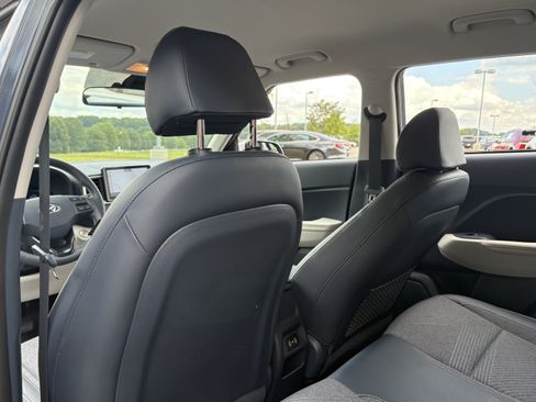 Used 2025 Hyundai Venue Limited FWD image 18