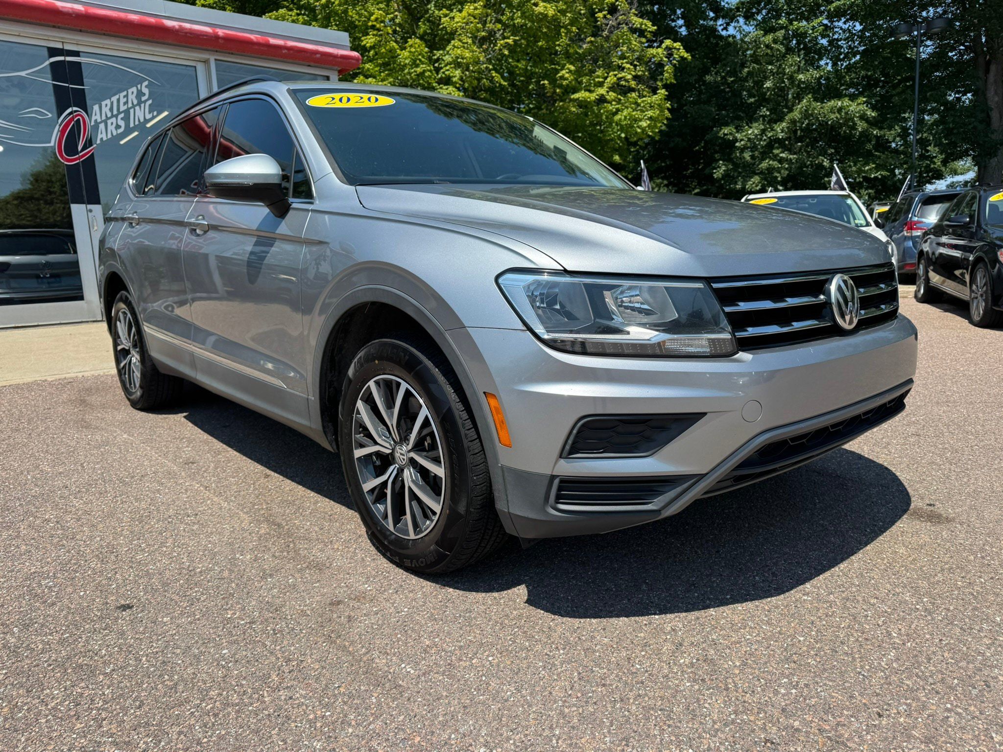 Used 2020 Volkswagen Tiguan SE w/ Panoramic Sunroof Package FWD image 2