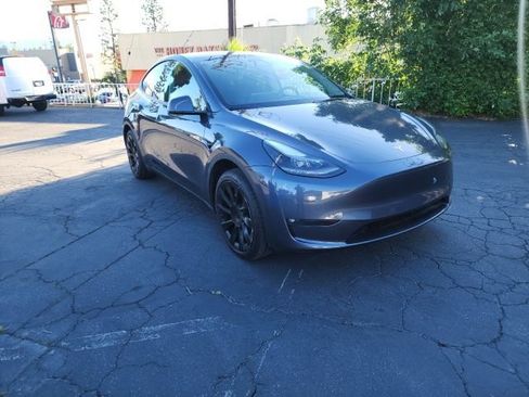 Used 2023 Tesla Model Y Standard Range 4D Sport Utilit image 2