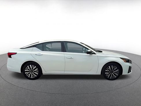 Used 2025 Nissan Altima 2.5 SV FWD image 16