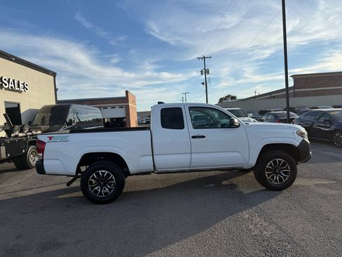 Used 2020 Toyota Tacoma SR image 5