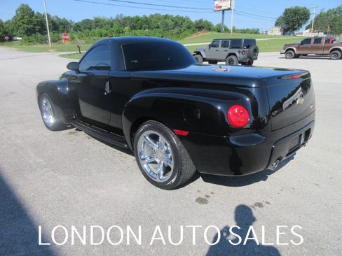 Used 2004 Chevrolet SSR w/ Preferred Equipment Group RWD image 4