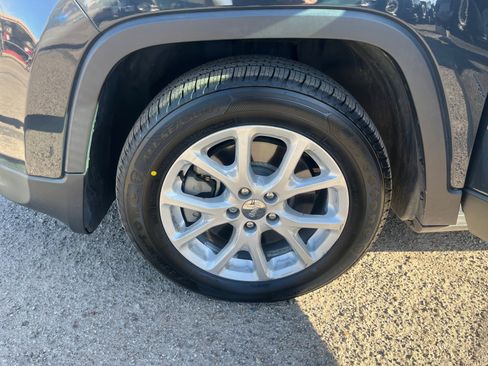 Used 2018 Jeep Cherokee Latitude Plus image 25