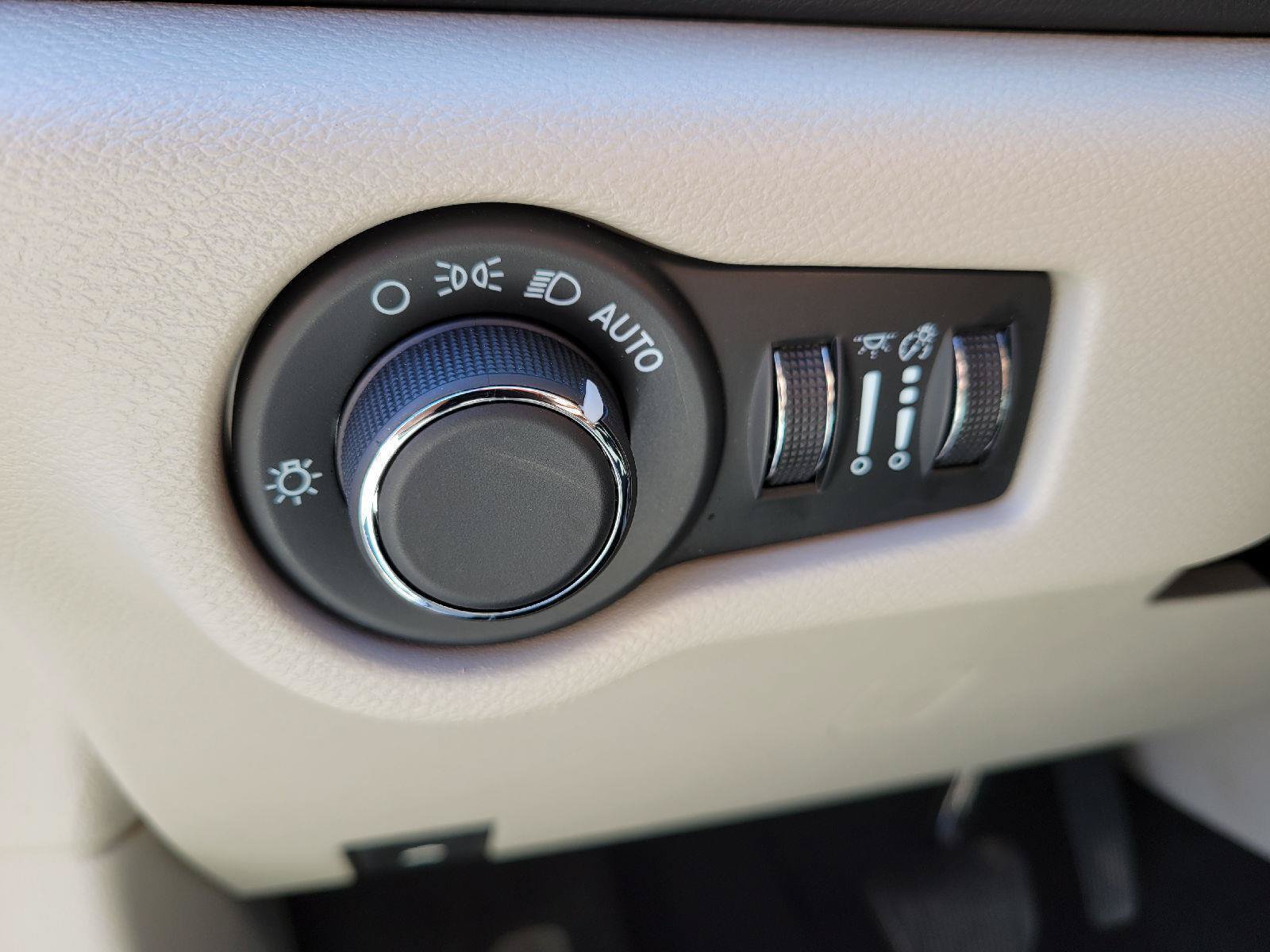 Used 2024 Chrysler Voyager LX FWD image 10