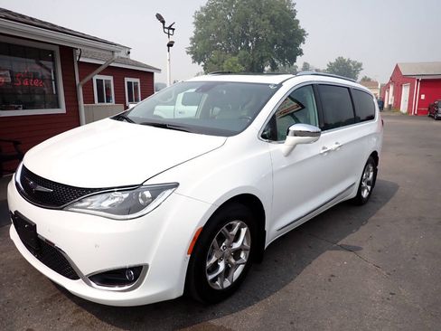 Used 2017 Chrysler Pacifica Limited w/ Advanced Safetytec Group FWD image 3
