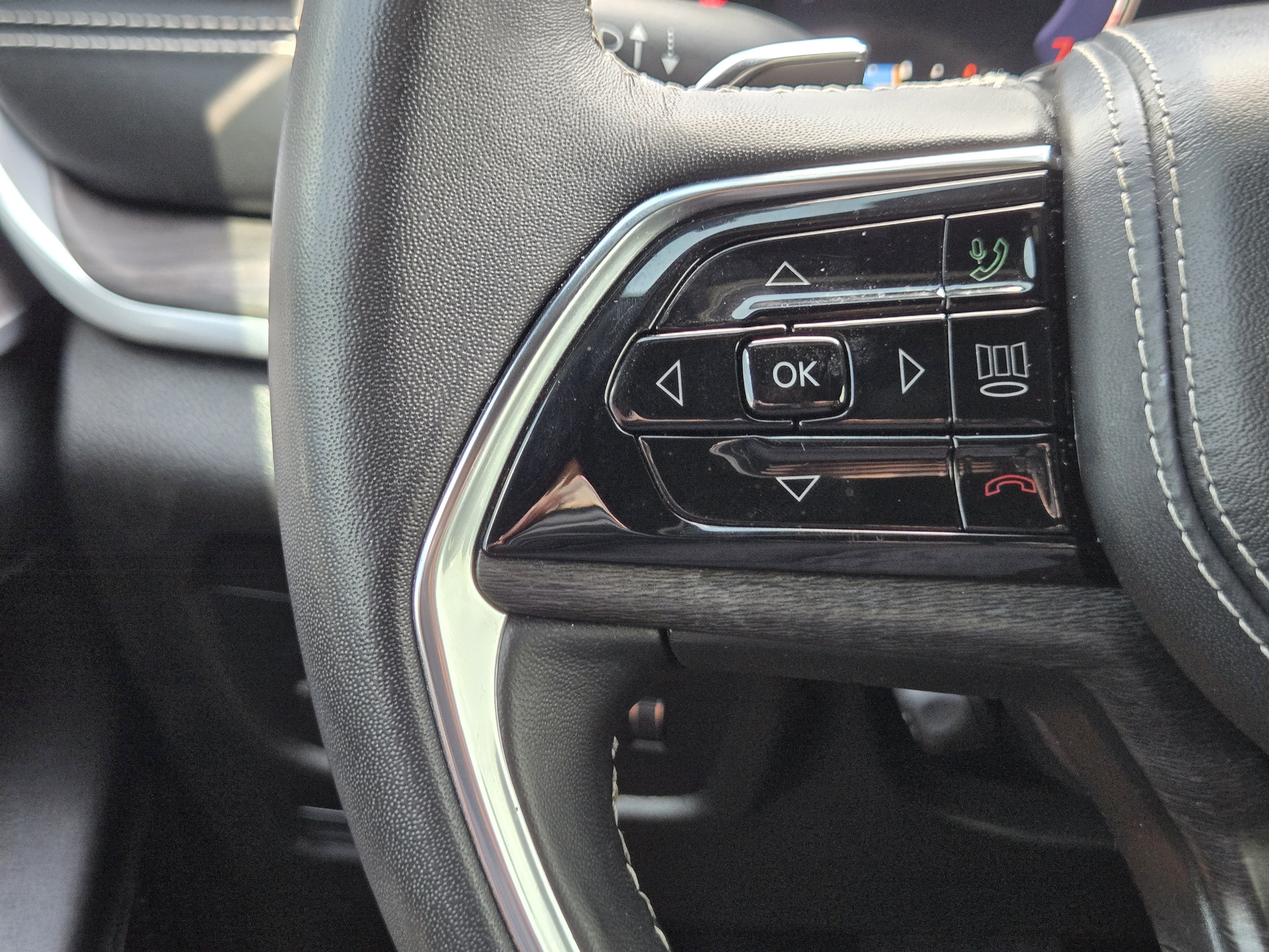 Used 2022 Jeep Grand Cherokee Overland w/ Luxury Tech Group IV AWD/4WD image 28