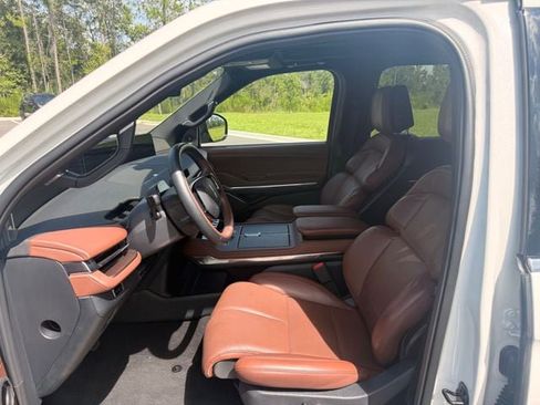 Used 2025 Lincoln Navigator Reserve AWD/4WD image 13