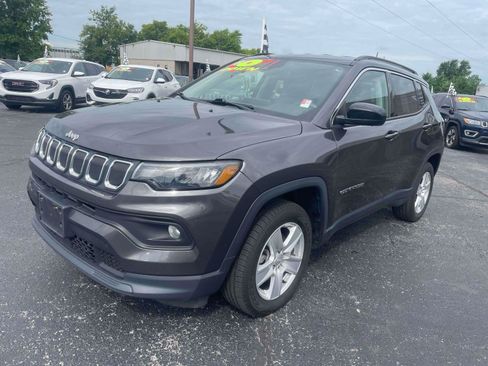Used 2022 Jeep Compass Latitude w/ Convenience Group AWD/4WD image 3