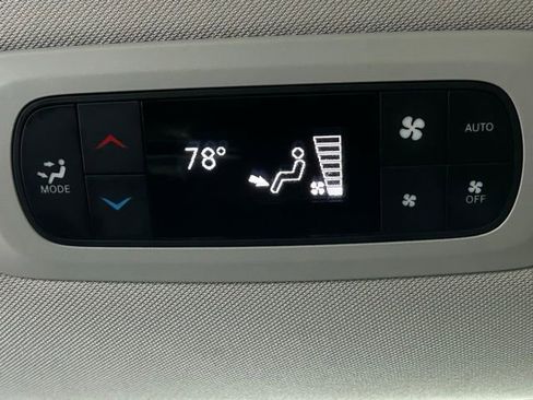 Used 2023 Chrysler Pacifica Touring-L image 9