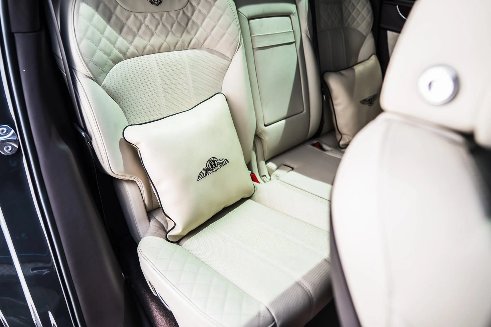Used 2018 Bentley Bentayga AWD/4WD image 27