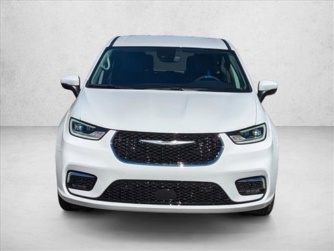 Used 2023 Chrysler Pacifica Touring-L image 5