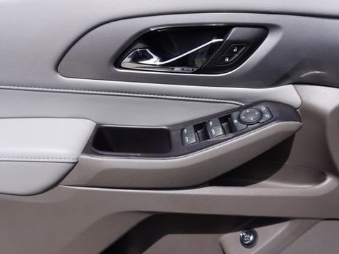 Used 2020 Chevrolet Traverse LT w/ LT Premium Package image 9