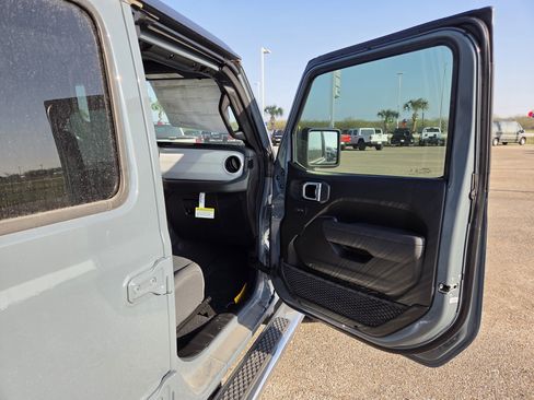 Used 2025 Jeep Gladiator Sport AWD/4WD image 18