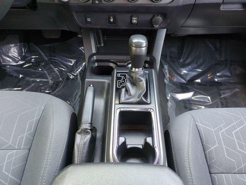 Used 2018 Toyota Tacoma TRD Off-Road AWD/4WD image 19