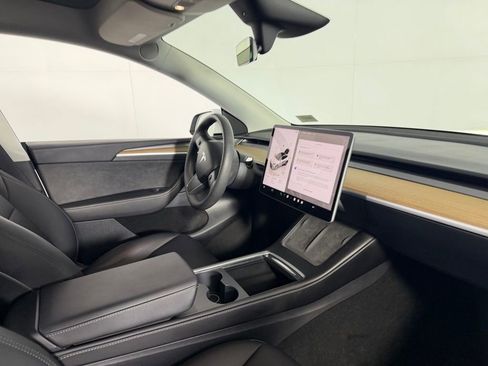 Used 2024 Tesla Model Y Long Range image 30