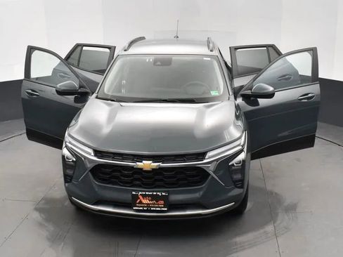 Used 2025 Chevrolet Trax LT image 10