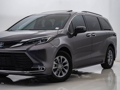 Used 2022 Toyota Sienna XLE w/ Protection Package (TMS) AWD/4WD image 2