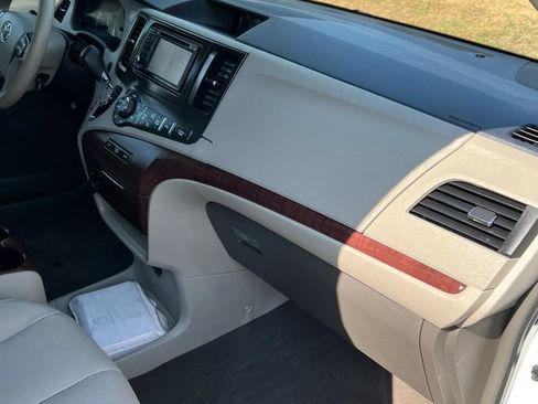 Used 2014 Toyota Sienna XLE FWD image 19