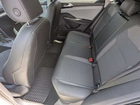 Used 2023 Volkswagen Taos SE w/ Panoramic Sunroof Package FWD image 17