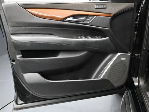 Used 2019 Cadillac Escalade Luxury AWD/4WD image 18