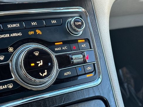 Used 2017 Lincoln Continental Select image 29