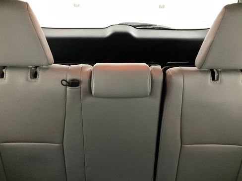 Used 2024 Toyota Highlander XLE image 11