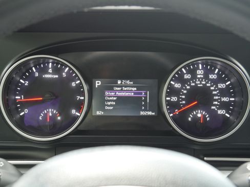 Used 2024 Kia Carnival LX FWD image 32