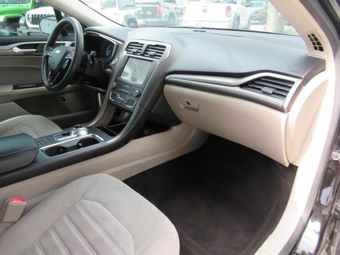 Used 2020 Ford Fusion SE FWD image 11