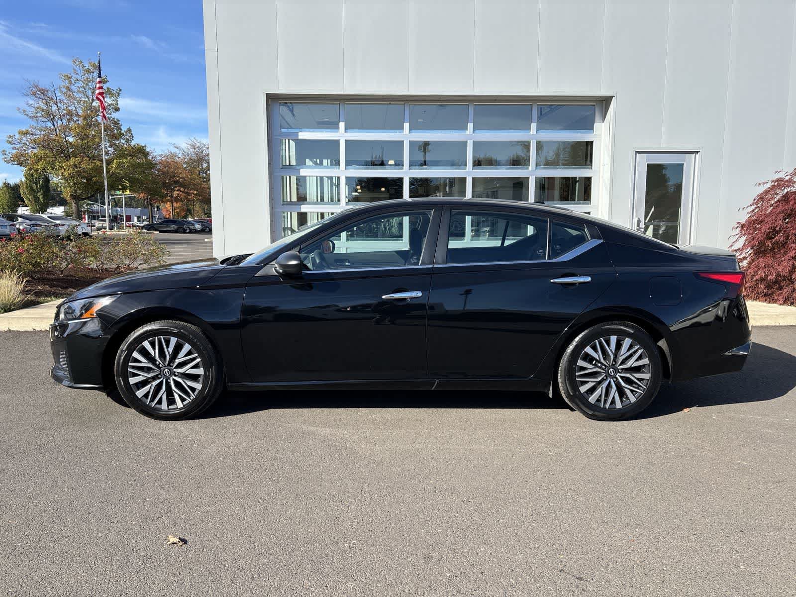 Used 2024 Nissan Altima 2.5 SV FWD image 2