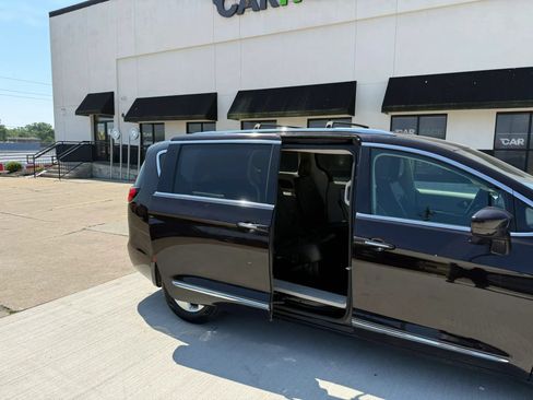 Used 2017 Chrysler Pacifica Touring-L Plus FWD image 23