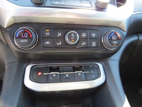 Used 2023 GMC Acadia SLE FWD image 19