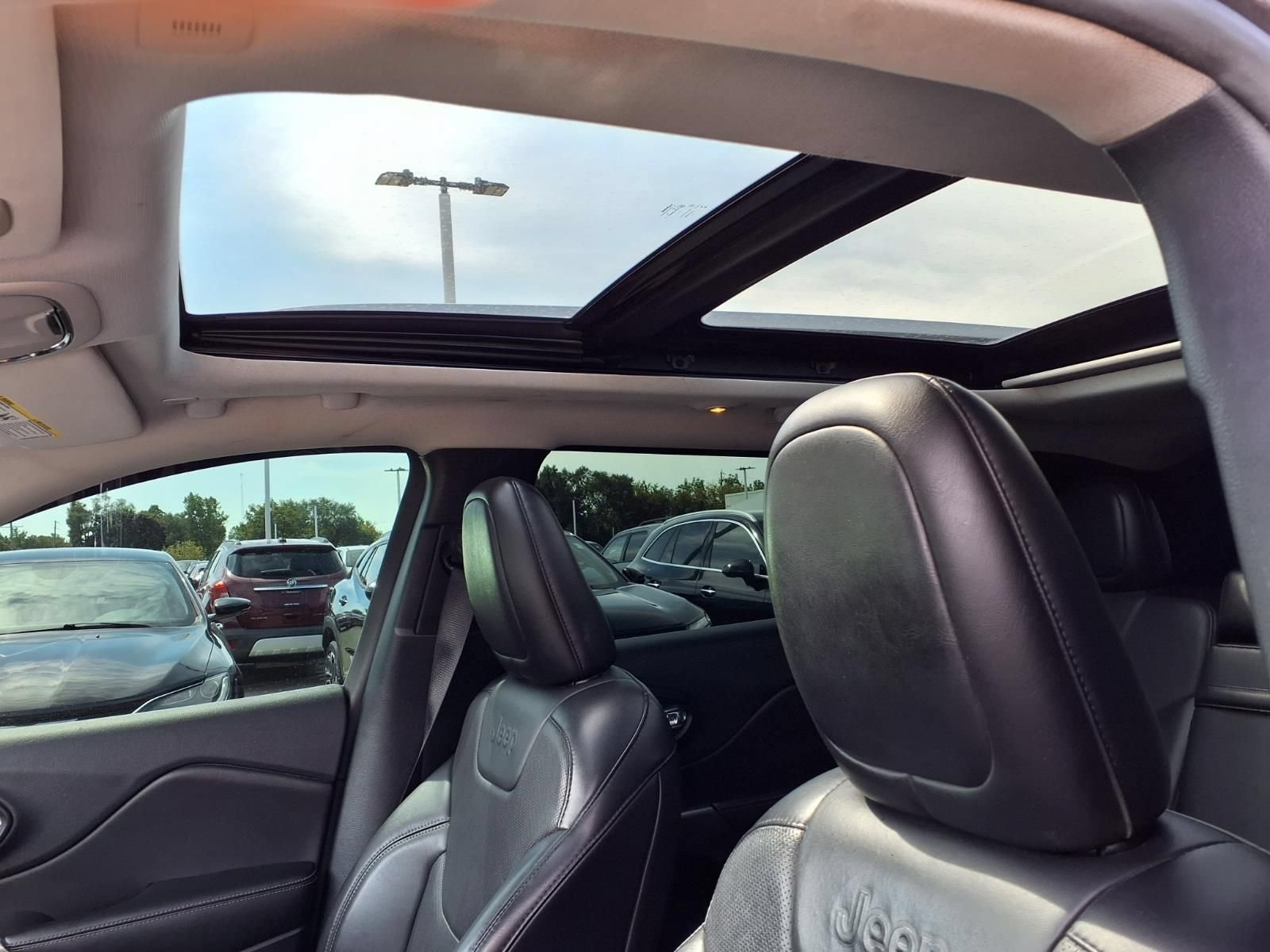 Used 2019 Jeep Cherokee Limited AWD/4WD image 19