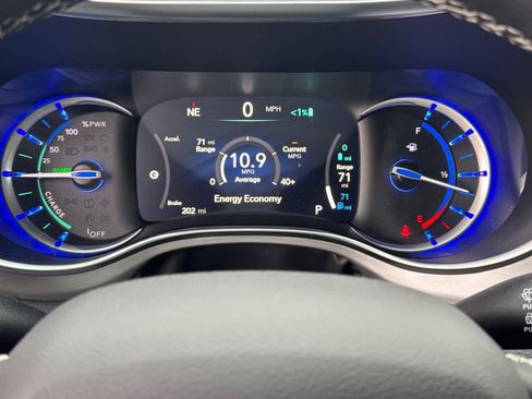 Used 2023 Chrysler Pacifica Limited w/ Uconnect Theater Family Group FWD image 18