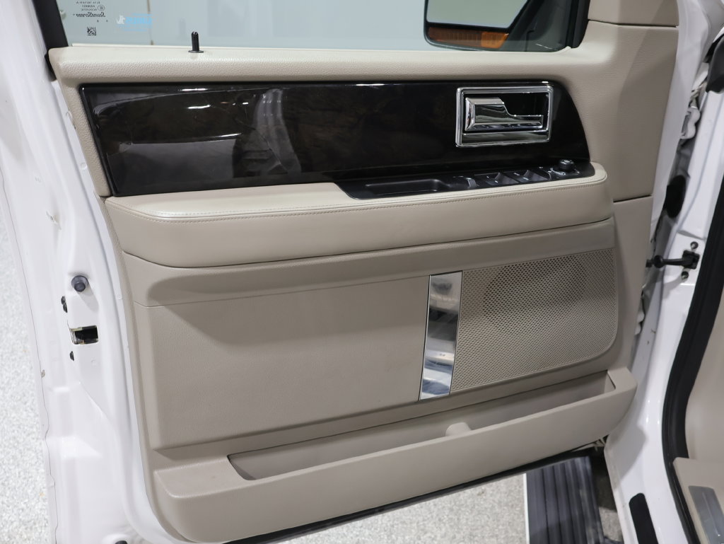 Used 2016 Lincoln Navigator L Select AWD/4WD image 17