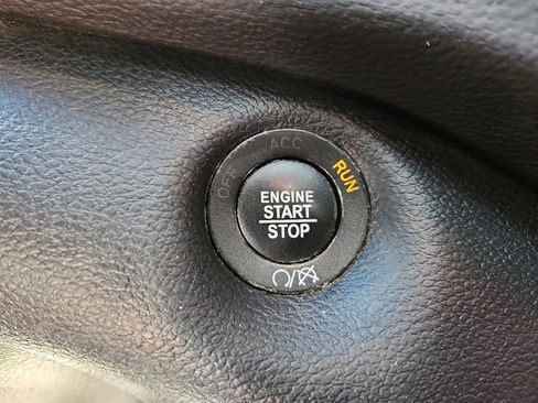 Used 2020 Jeep Cherokee Trailhawk image 19