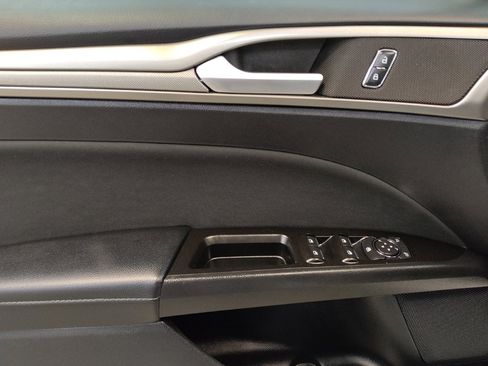 Used 2017 Ford Fusion SE w/ Fusion SE Technology Package image 27