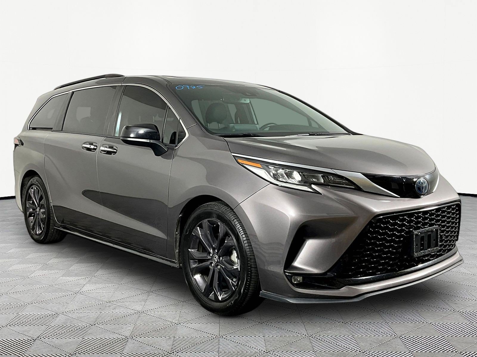 Used 2021 Toyota Sienna XSE FWD image 3