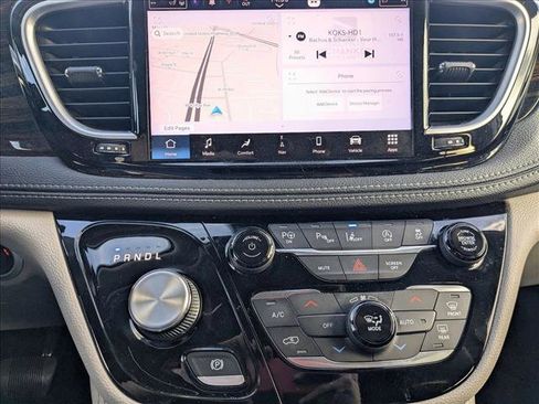 Used 2022 Chrysler Pacifica Limited image 16