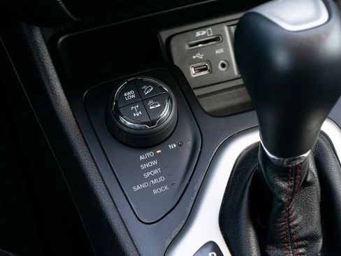 Used 2017 Jeep Cherokee Trailhawk image 29