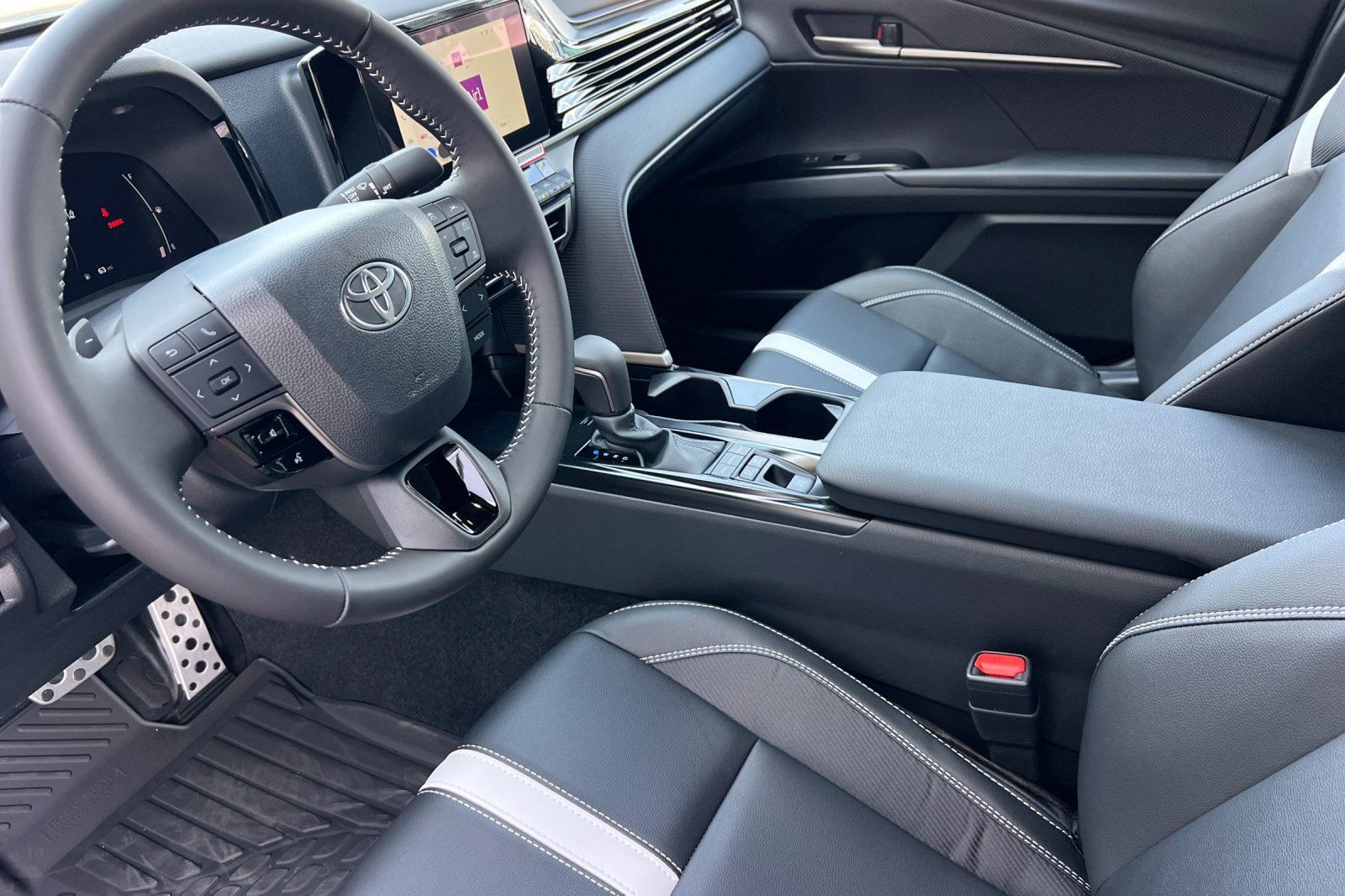 New 2026 Toyota Camry Hybrid FWD image 9