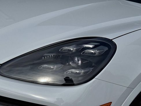 Used 2022 Porsche Cayenne Platinum Edition image 6