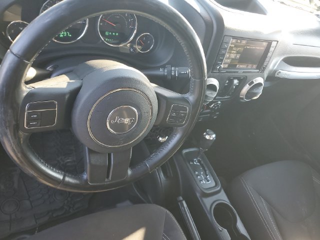 Used 2018 Jeep Wrangler Unlimited Sahara AWD/4WD image 16