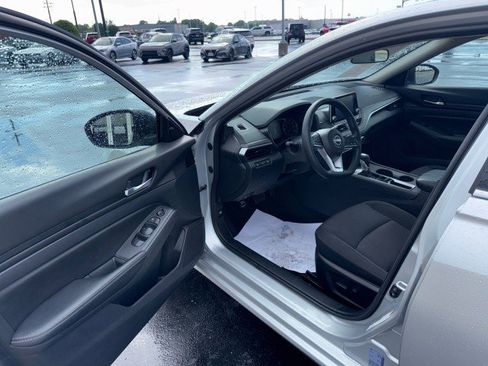 Used 2025 Nissan Altima 2.5 SV FWD image 11