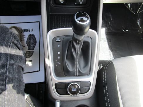 Used 2025 Hyundai Venue SEL FWD image 18