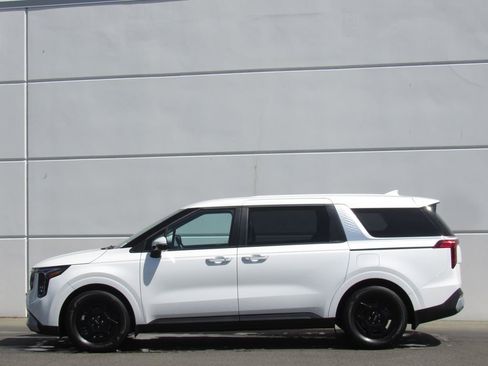 Used 2025 Kia Carnival FWD image 4