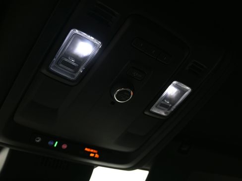 Used 2024 GMC Yukon XL SLT image 26